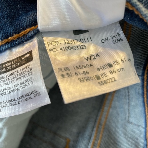 Levi’s High Waisted Jean Shorts - Picture 6 of 7